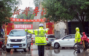 迎开学交警大雨中护学忙