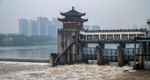 强降雨水位上涨 保安全紧急泄洪