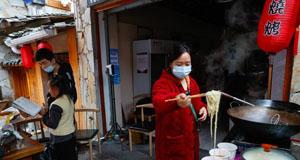 地震灾后安置点的暖心餐