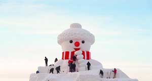 松花江畔搭起18米高大雪人