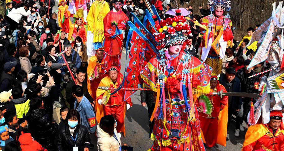 “背芯子”表演闹社火