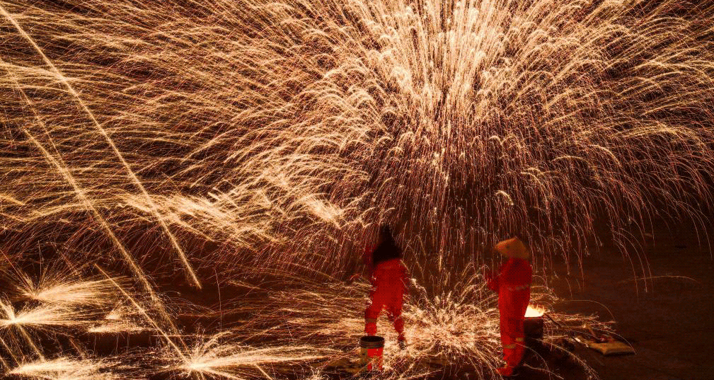 内蒙古鄂尔多斯：铁花秀助力夜经济