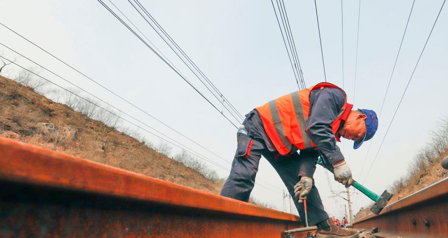 大秦铁路线第一阶段集中维修开始施工