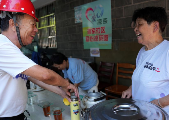 杭州：爱心凉茶摊 盛夏送清凉