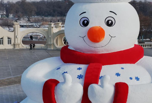 哈尔滨今冬第一个大雪人微笑亮相