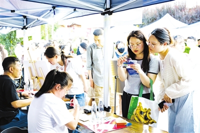 千岗“摆摊”引才 两千余人赶场