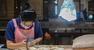 推动传统工艺美术产业升级转型